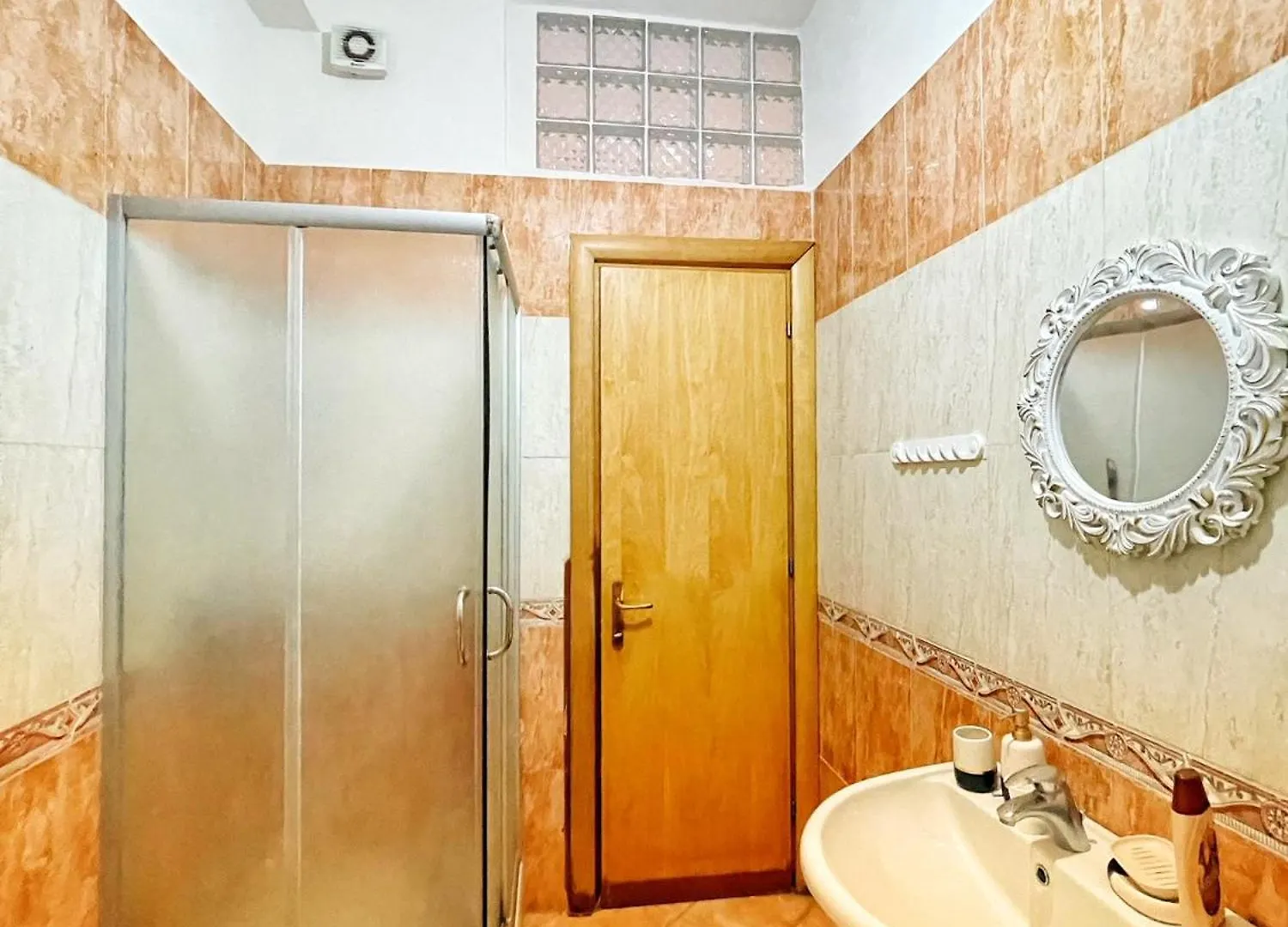 Emperius Rentroom Durres 0*,